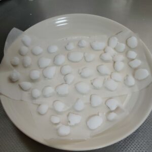 クッキングシートの上で乾燥させる手作りラムネ