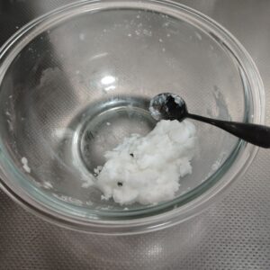 水を加えてまとめた手作りラムネ