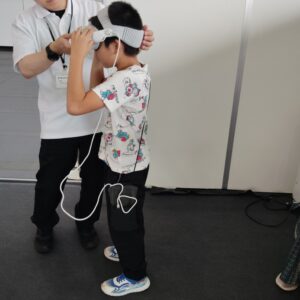 日本科学未来館でVR・MR体験をする小学生