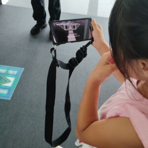 日本科学未来館のVR・MR体験をデバイスで見る子ども