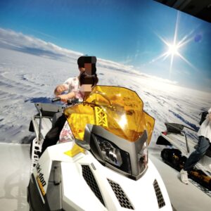 大南極展でスノーバイクに乗る体験
