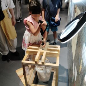 大南極展で南極調査の荷物の重さを体験